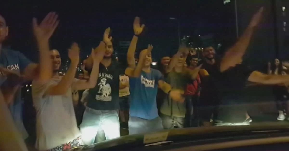 ผู้ประท้วงชาวเลบานอน ร่วมร้อง “Baby Shark” ปลอบขวัญเด็กน้อย