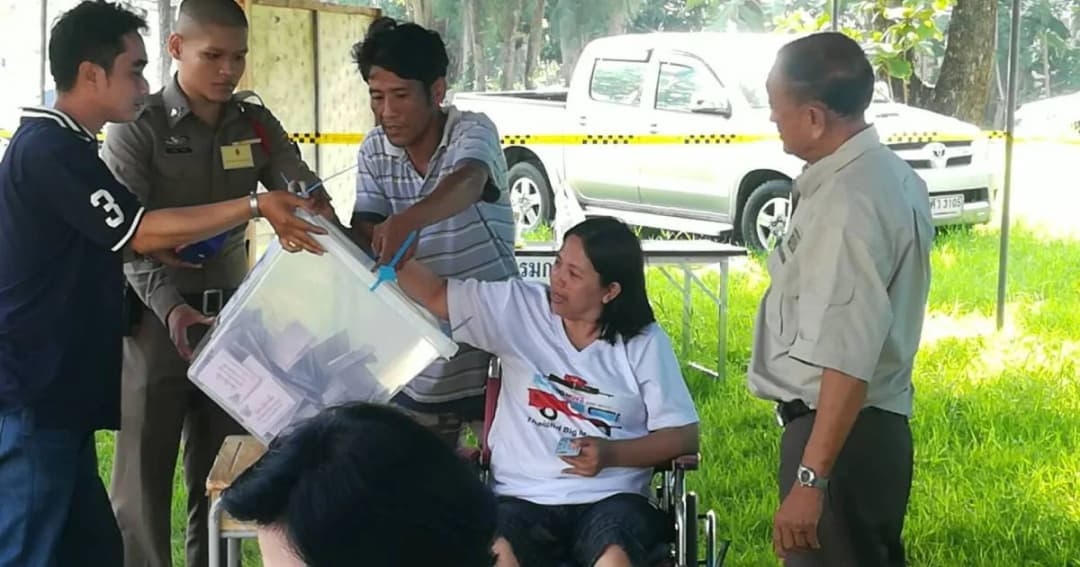 ชาวนครปฐมใช้สิทธิ์เลือกตั้งซ่อมคึกคัก-ผู้พิการวอนจัดสถานที่อำนวยความสะดวก