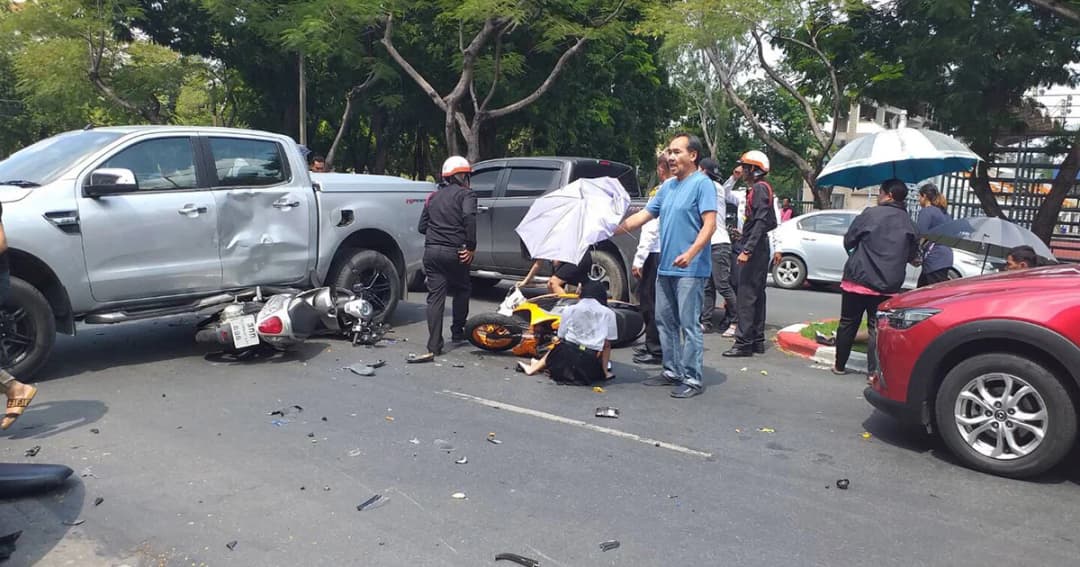 ซิ่งในรั้ว ม.เกษตร! กระบะหลุดโค้งพุ่งชน นศ.เจ็บ 5 ราย รถเสียหาย 7 คัน