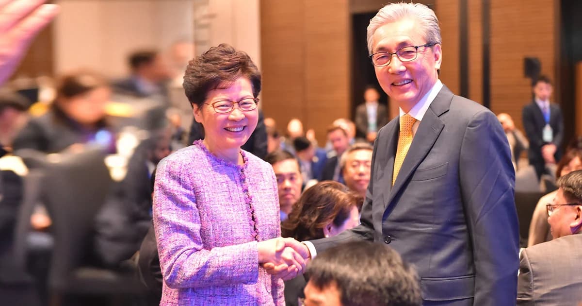 สมคิดให้กำลังใจ ‘แคร์รี แลม’ ในฐานะมิตรสนิทที่นับถือเชื่อคลี่คลายปัญหาได้