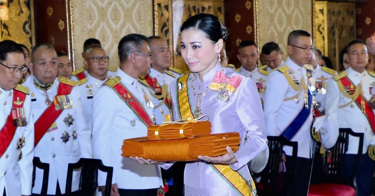 พระราชินี เสด็จฯ ถวายผ้าพระกฐิน วัดเบญจมบพิตรฯ