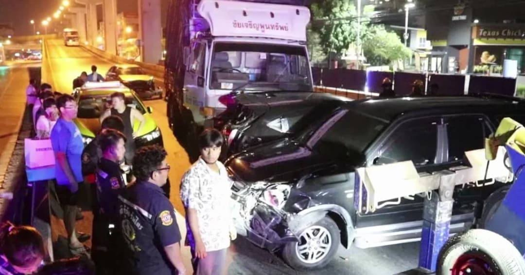 รถสิบล้อเบรกแตกชนสนั่น 8 คันรวด เจ็บสาหัส 2 คน ขณะลงสะพานรัชดา-รามอินทรา