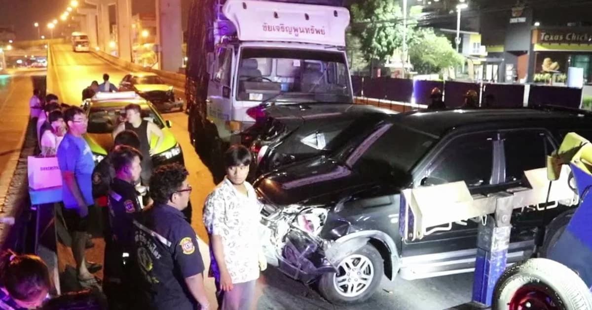 รถสิบล้อเบรกแตกชนสนั่น 8 คันรวด เจ็บสาหัส 2 คน ขณะลงสะพานรัชดา-รามอินทรา