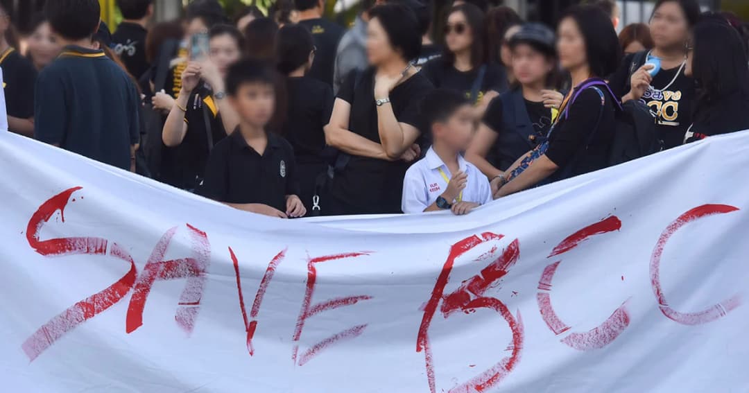 ผู้ปกครอง-นักเรียน กรุงเทพคริสเตียนฯ ชุมนุมร้องขอข้อเท็จจริงปมปลด ผอ. และ ผจก.