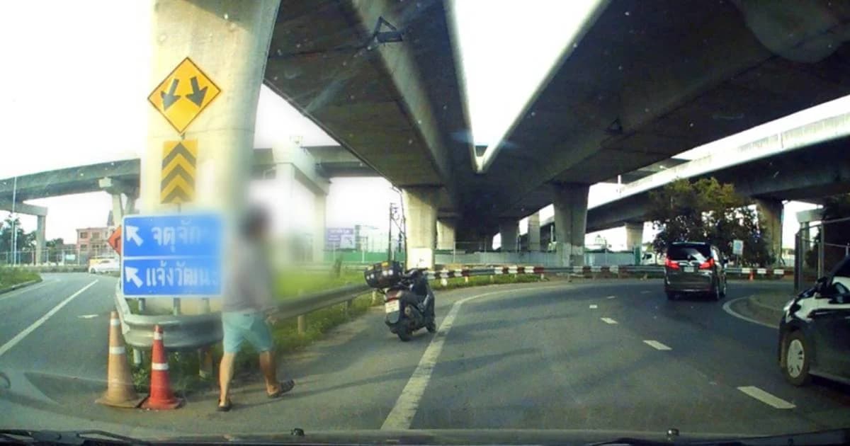 หนุ่ม จยย. หัวร้อนทุบกระจกรถเก๋งแตก เหตุไม่พอใจที่เบรกกระทันหัน