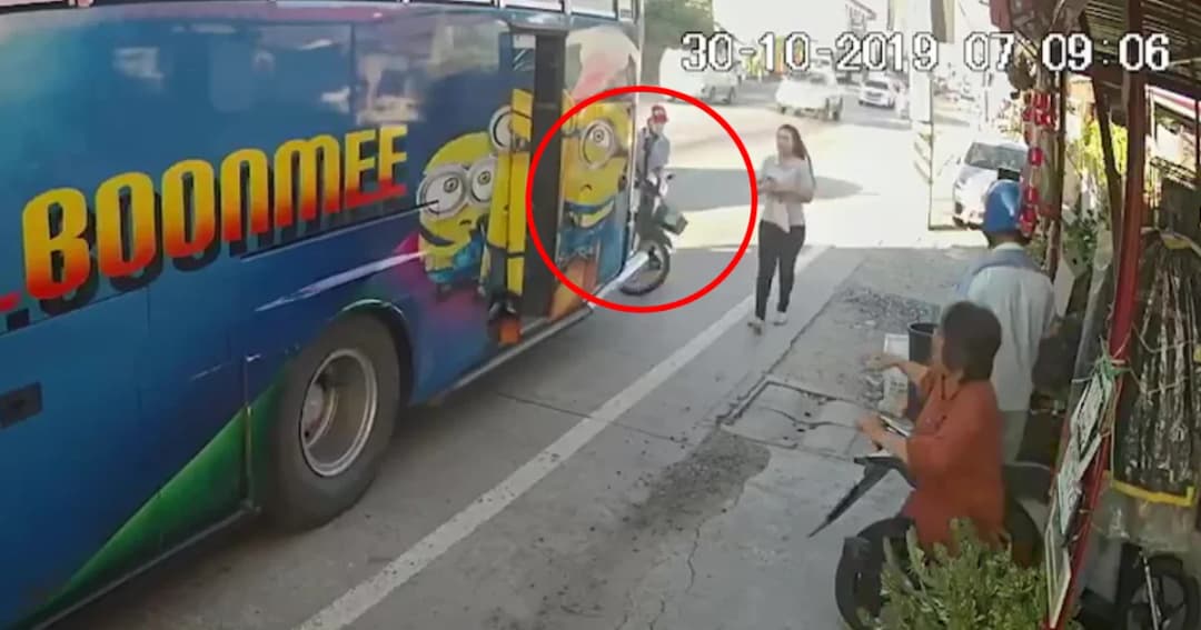 ระทึก! รถบัสรับส่งพนักงานถอยหลังไม่ดู หวิดทับ จยย.