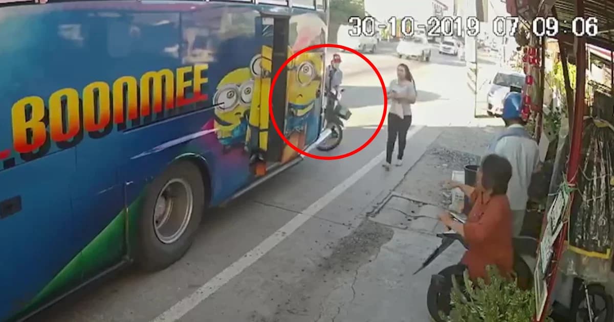 ระทึก! รถบัสรับส่งพนักงานถอยหลังไม่ดู หวิดทับ จยย.