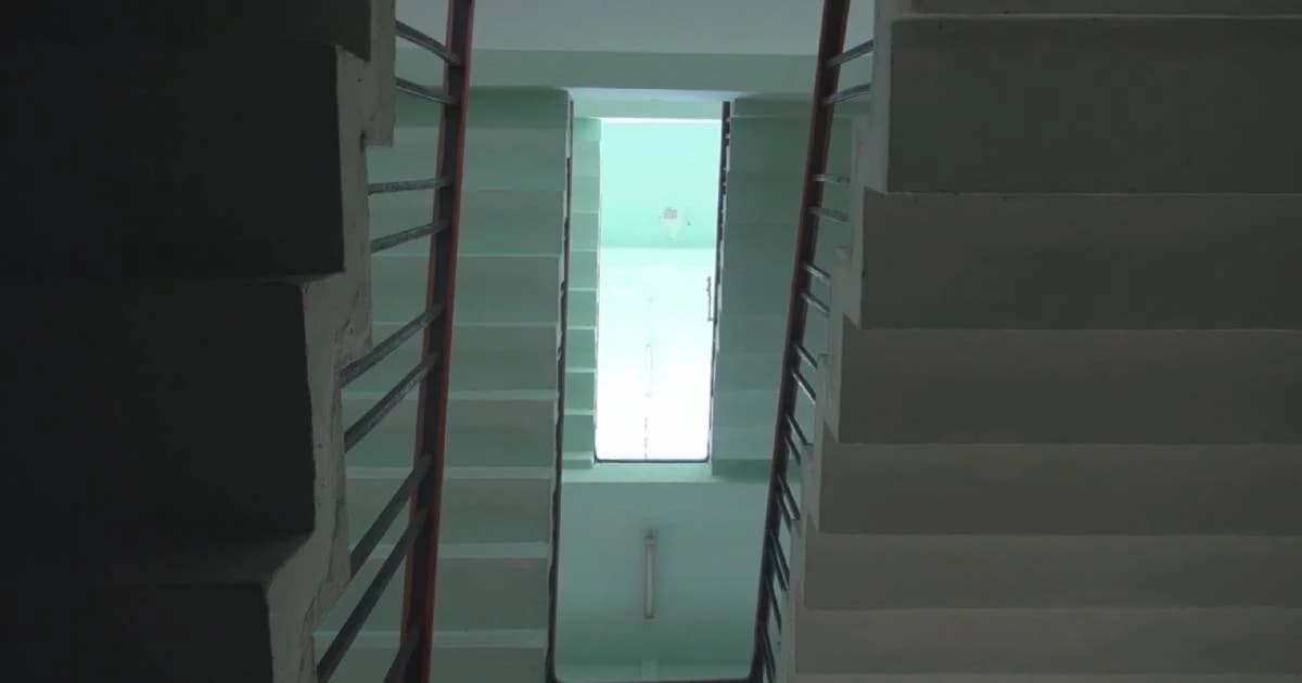 เด็ก ม.2 สไลด์ตัวจากราวบันได พลาดหงายหลังตกชั้น 4 เสียชีวิต