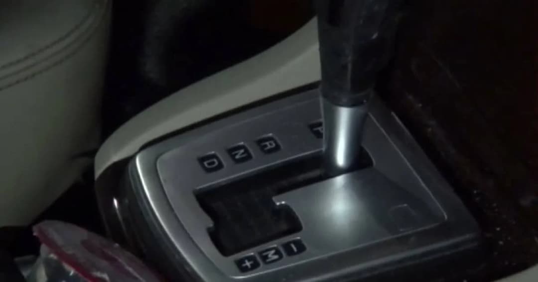 สาวขับเก๋ง เข้าเกียร์ผิด พุ่งชนคนล้ม ตกใจถอยทับซ้ำดับคาที่