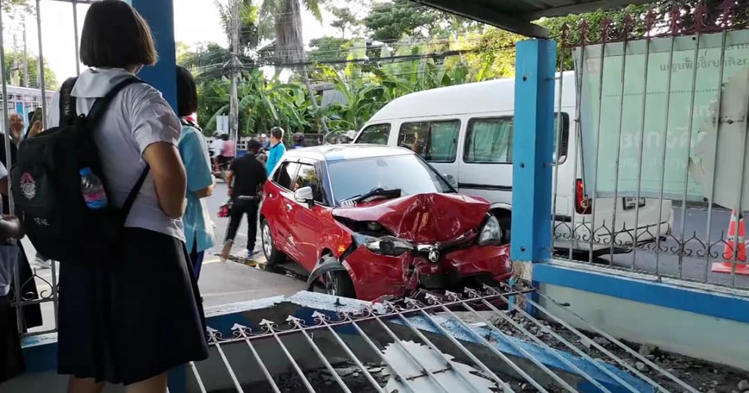 เก๋งเสียหลักพุ่งชนนักเรียนรอข้ามถนนหน้าโรงเรียนประจวบวิทยาลัย บาดเจ็บ 3 ราย