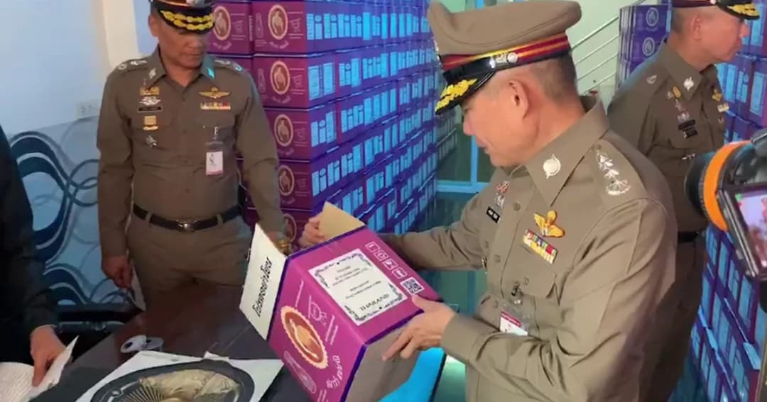 มีหลายธุรกิจ ! ผบช.ภ. 4 ค้นอาคารพาณิชย์ ‘แม่มณี’ เจอน้ำปลาร้าแม่มณี 2,500 กล่อง