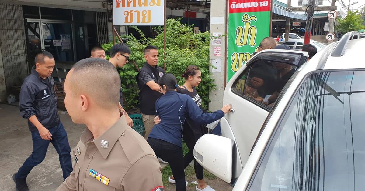 วินาทีบุกจับ! แม่มณี-แฟนหนุ่ม หลังหนีกบดานที่สัตหีบ