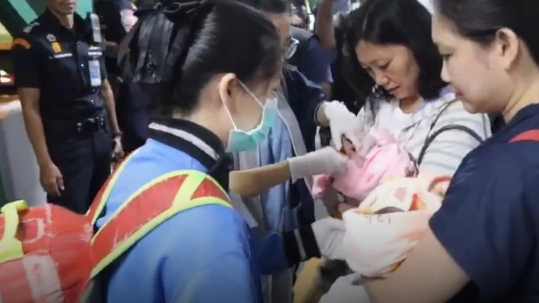 พบเด็กทารกแฝดหญิง ถูกนำใส่ถุงทิ้งบนสะพานลอยหน้าสนามบินดอนเมือง