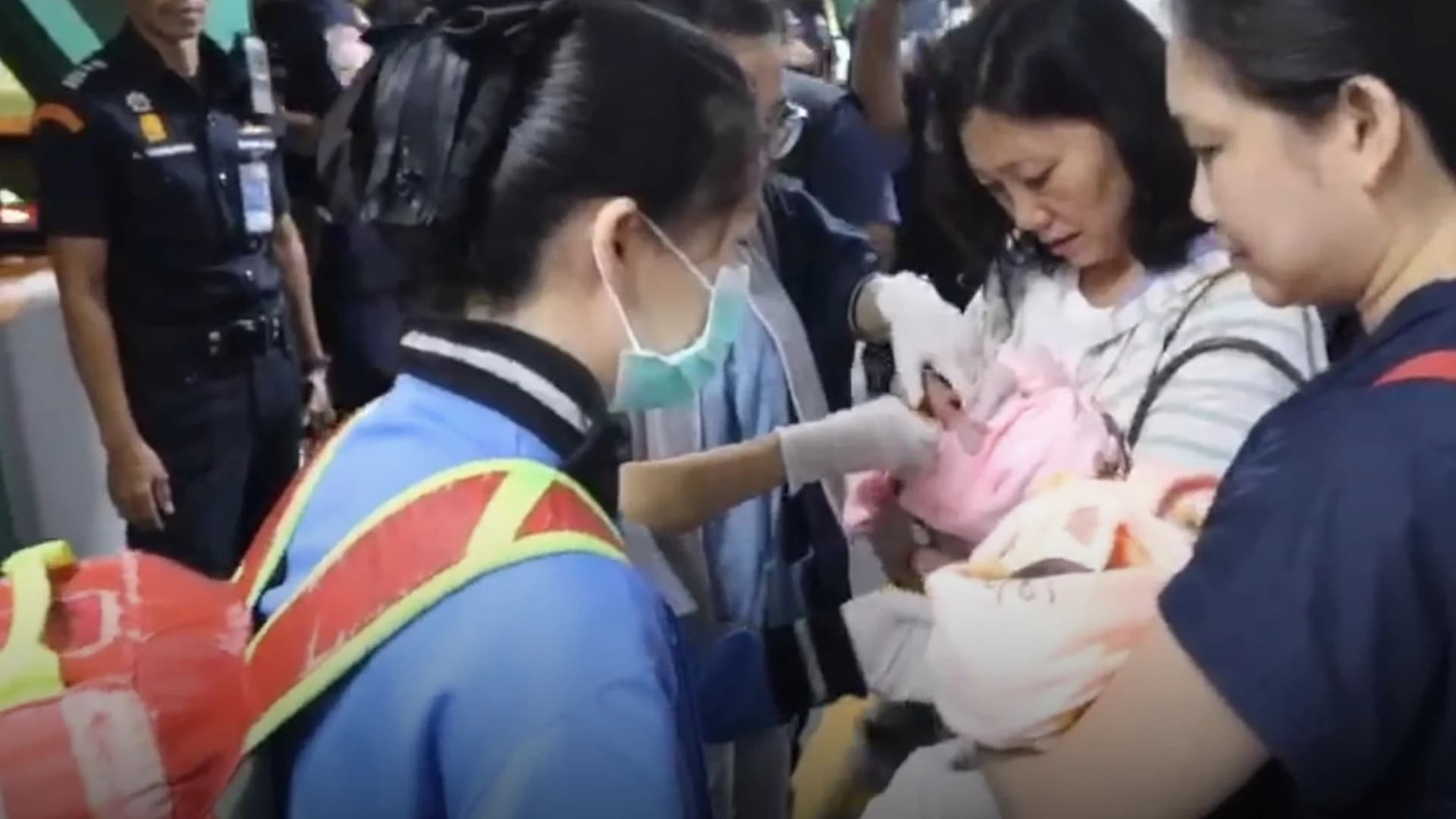 พบเด็กทารกแฝดหญิง ถูกนำใส่ถุงทิ้งบนสะพานลอยหน้าสนามบินดอนเมือง