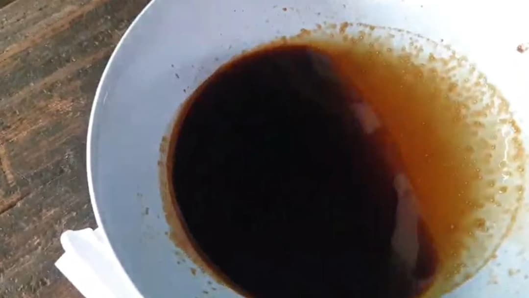 แม่ค้ากาฬสินธุ์ พบน้ำปลายี่ห้อดังสีขุ่น ตกตะกอน คาดเป็นน้ำปลาปลอม