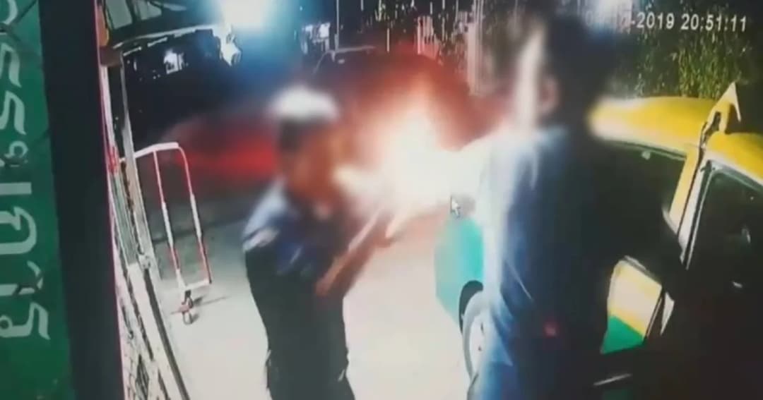 แท็กซี่หัวร้อน ฉุน รปภ. เลื่อนแผงกั้นเข้าหมู่บ้านไม่ทันใจ ปรี่ปล่อยหมัดต่อยไม่ยั้ง