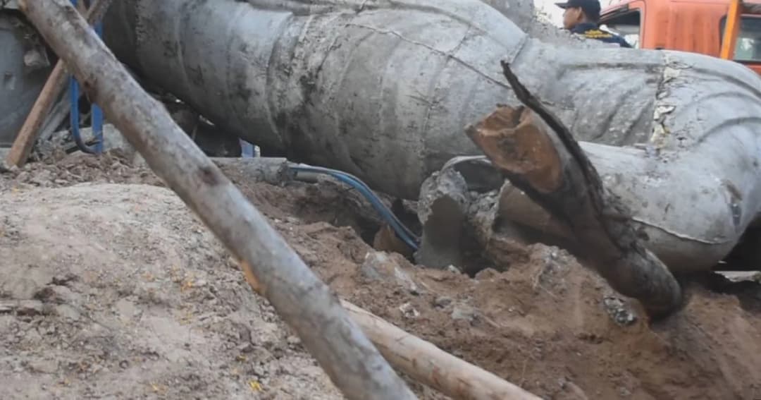 สลด! พระพุทธรูปสูง 5 เมตร หนักกว่า 50 ตัน ล้มทับผู้ใหญ่บ้านดับ