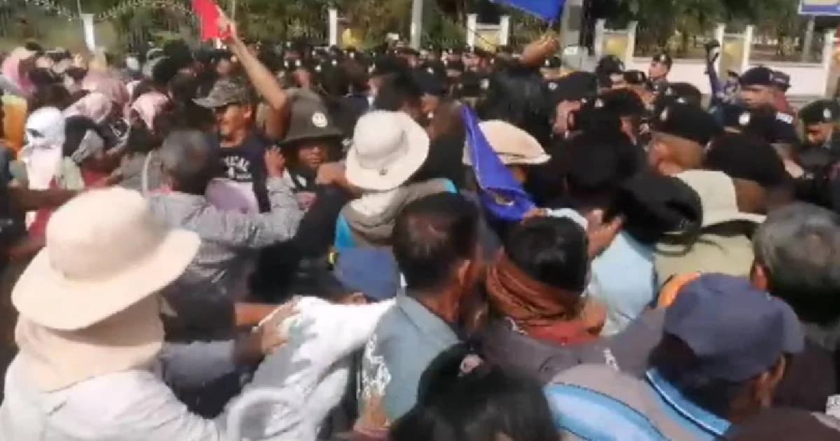 (คลิป)สมัชชาคนจนปะทะตำรวจรับคณะนายกฯลงพื้นที่ศรีสะเกษ