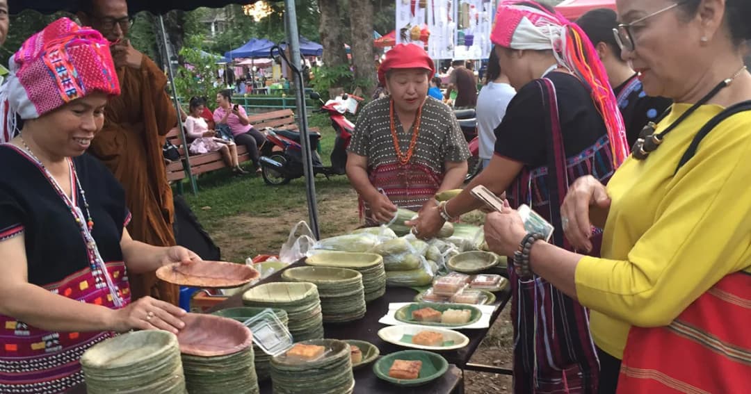 ชาวแม่ฮ่องสอน ไอเดียเจ๋งนำใบไม้จากป่าทำเป็นภาชนะใส่อาหารขายสร้างรายได้