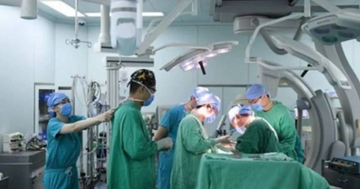 ครั้งแรกของโลก! แพทย์แคนาดาใช้หุ่นยนต์ช่วยผ่าตัดผู้ป่วยหลอดเลือดสมองโป่งพอง