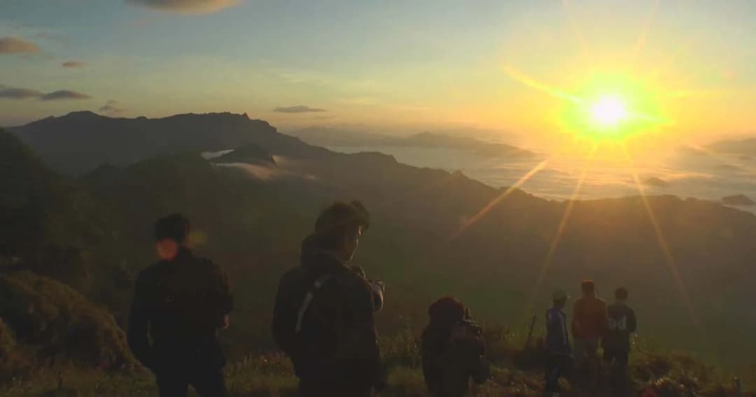 สุดคึกคัก! นนท.แห่ท้าลมหนาว พร้อมชมทะเลหมอกบนยอดดอยภูชี้ฟ้า