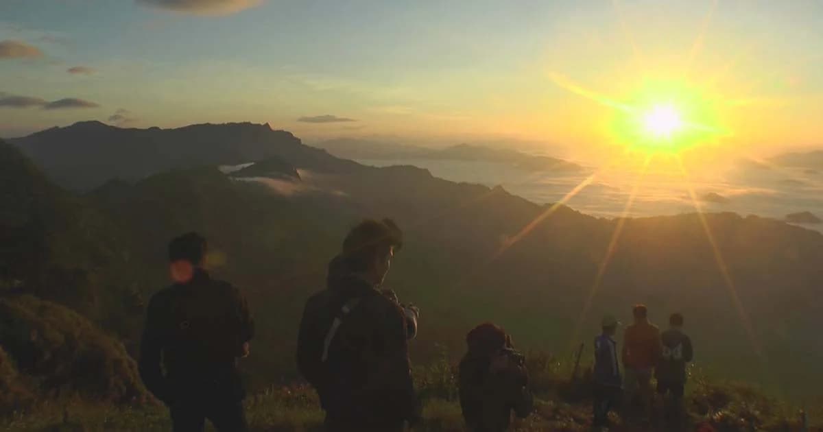 สุดคึกคัก! นนท.แห่ท้าลมหนาว พร้อมชมทะเลหมอกบนยอดดอยภูชี้ฟ้า