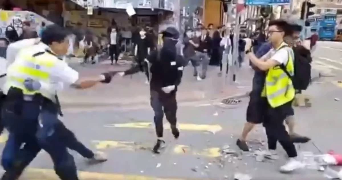 ช็อก! คลิปวินาทีตำรวจฮ่องกงยิงเผาขนใส่ผู้ประท้วง