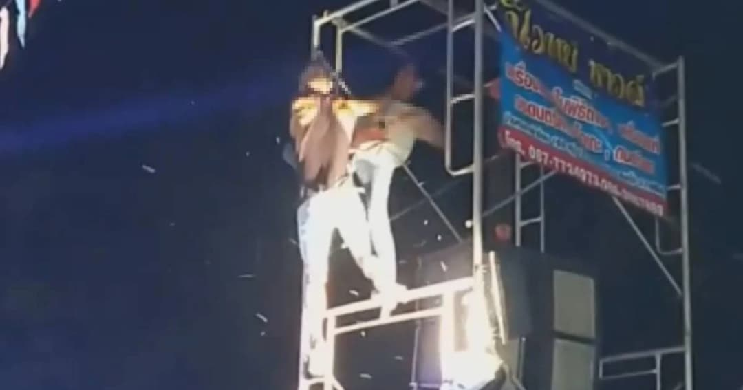 ลอยกระทงเดือด 2 วัยรุ่น เปิดฉากต่อยกันยับบนนั่งร้าน