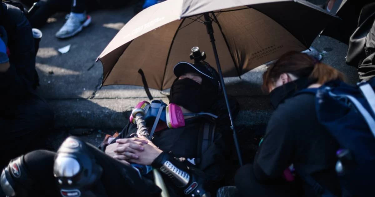 ม็อบฮ่องกงเผาต้นคริสต์มาสในห้าง-นศ.ขว้างระเบิดเพลิงใส่ตำรวจ