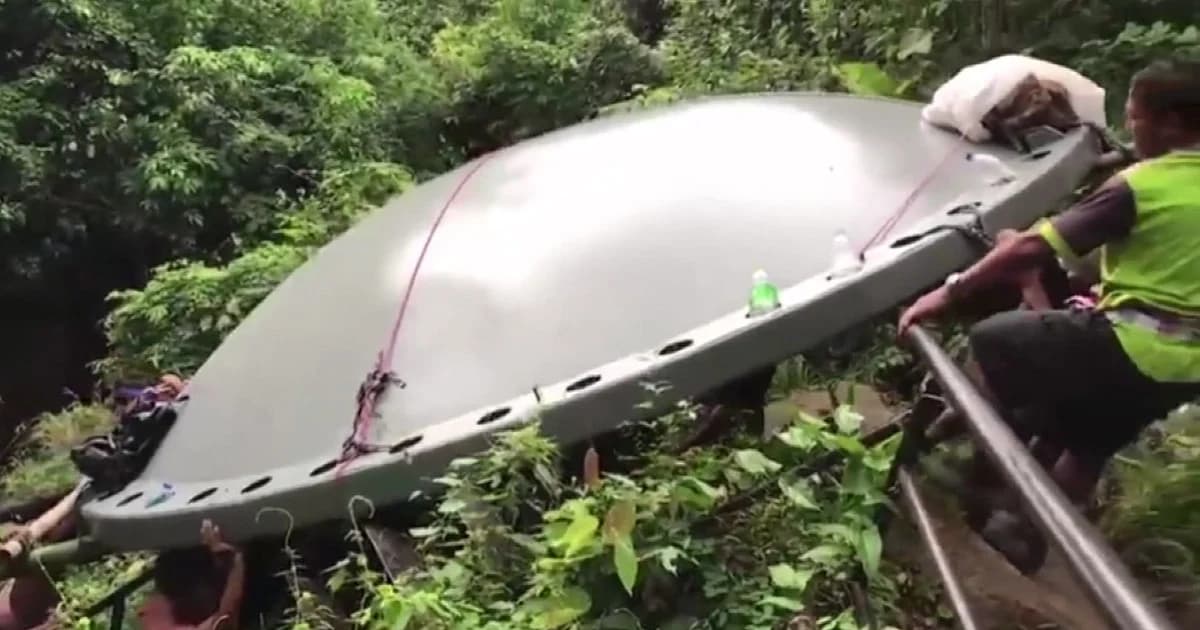 สุดยอด! ลูกหาบช่วยกันขนจานดาวเทียมน้ำหนักกว่า 200 กก.ขึ้นภูกระดึง