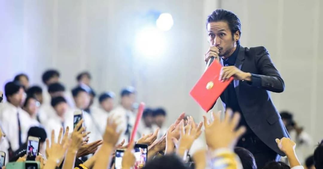 พี่ตูนโผล่เซอร์ไพรส์บัณฑิตจบใหม่ สจล. จบการศึกษาฉบับชาวร็อก