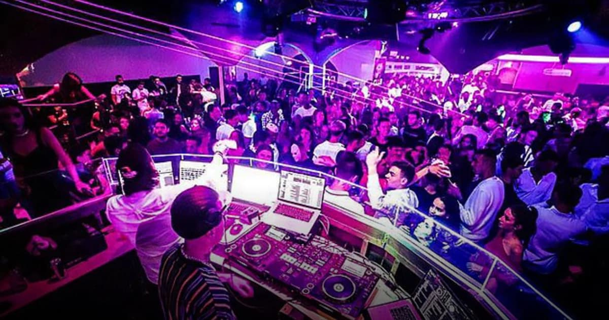 สาวฝรั่งเศสวัย 19 คลอดลูกน้อยในผับ เจ้าของร้านใจดีให้หนูน้อยเข้าผับฟรีตลอดชีวิต