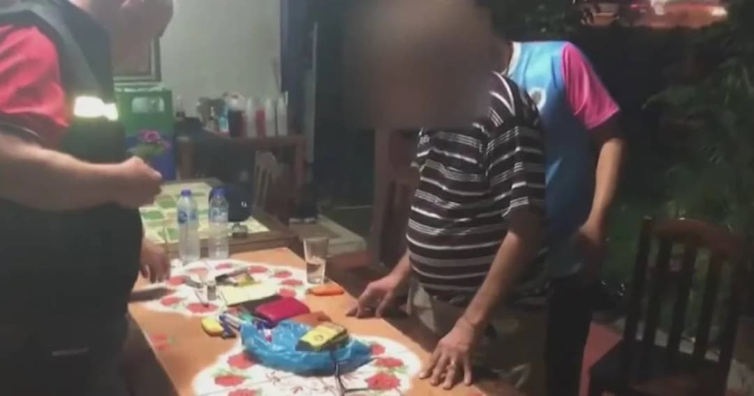 รวบ! เฒ่าอเมริกัน บุกกอด-จับหน้าอก นักเรียนหญิง หน้าโรงเรียน