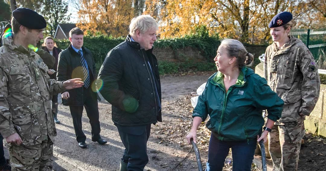 นายกฯ อังกฤษโดนชาวบ้านย้อนถาม “ไปอยู่ไหนมา” หลังลงพื้นที่น้ำท่วมช้าเกือบสัปดาห์