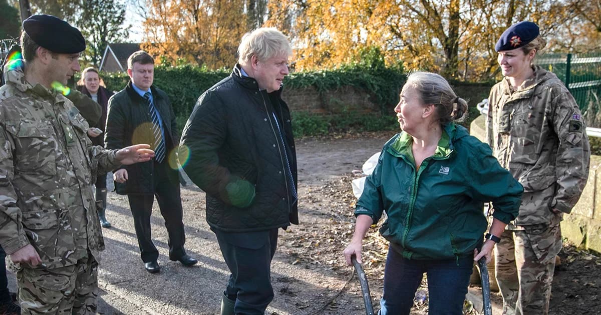 นายกฯ อังกฤษโดนชาวบ้านย้อนถาม “ไปอยู่ไหนมา” หลังลงพื้นที่น้ำท่วมช้าเกือบสัปดาห์