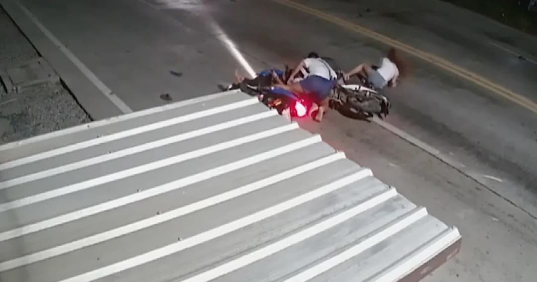 หนุ่มถูกวัยรุ่น ตะโกนด่า วก จยย. กลับมาเคลียร์ ชนประสานงารถทางตรงเจ็บ 4