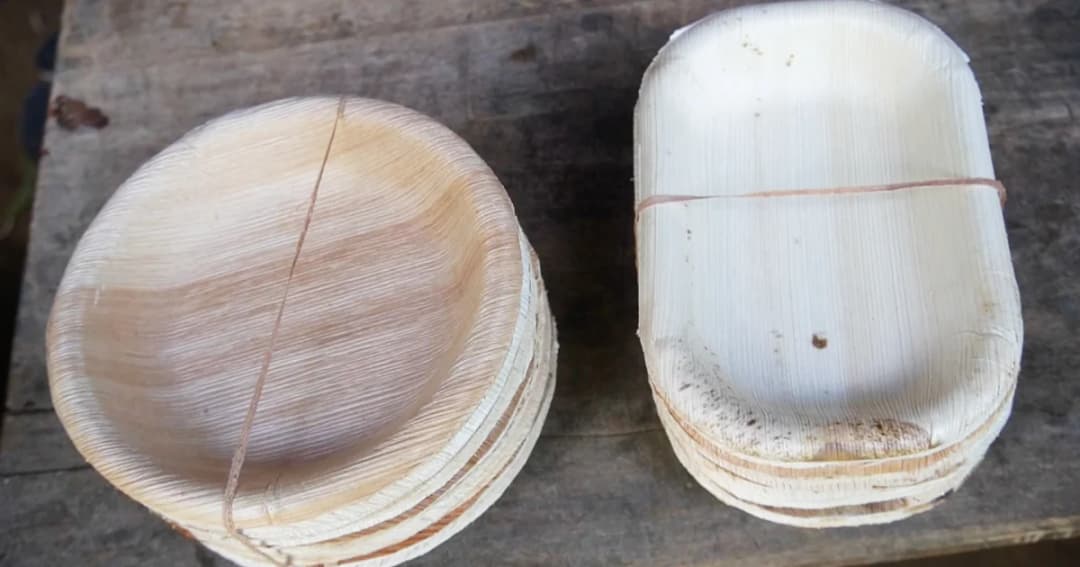 กลุ่มชุมชนลาวครั่ง ผุดไอเดียทำจานจากกาบหมากและใบไม้ช่วยลดพลาสติก