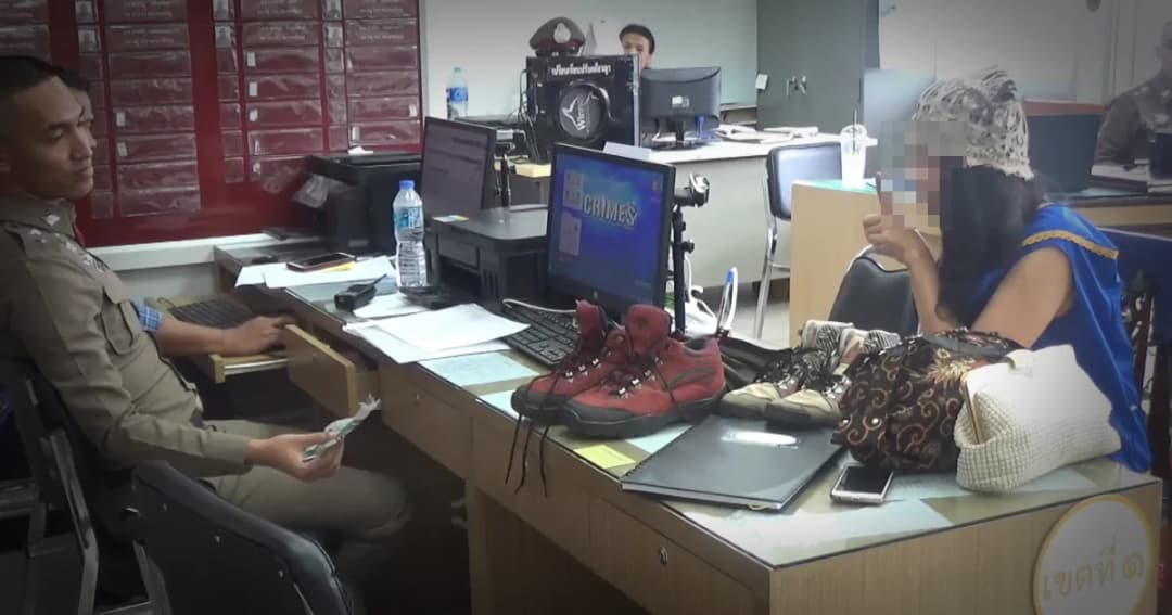 ตร. งง! สาวเพี้ยนหอบรองเท้าแจ้งความ บอกเป็นของดาราดัง