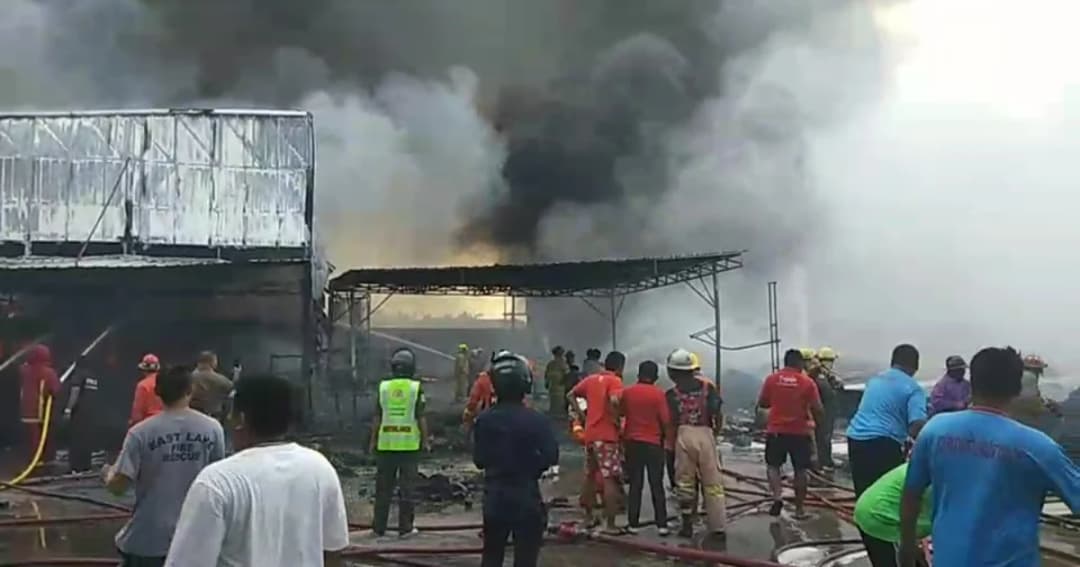 ไฟไหม้โรงงานทุกอย่าง 20 บาท เบื้องต้นมีผู้บาดเจ็บ 1 ราย