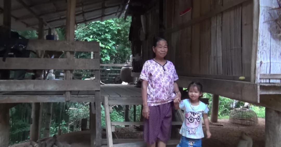 ชาวบ้านแนวชายแดนไทย-ลาว หวั่นแผ่นดินไหวซ้ำ ย้ายไปนอนบ้านไม้เพื่อความปลอดภัย