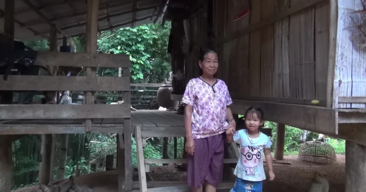 ชาวบ้านแนวชายแดนไทย-ลาว หวั่นแผ่นดินไหวซ้ำ ย้ายไปนอนบ้านไม้เพื่อความปลอดภัย