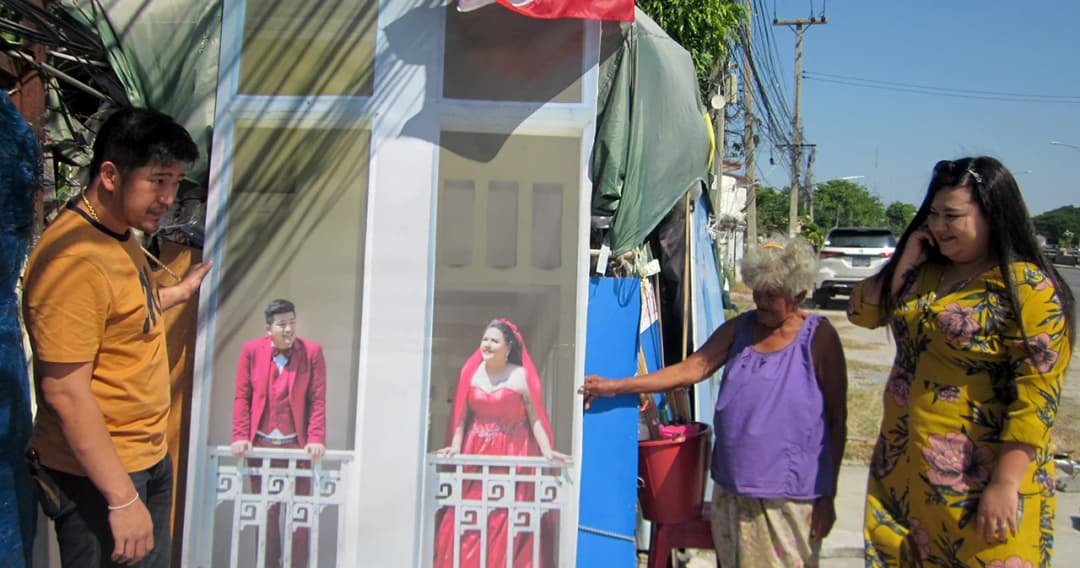 สามีภรรยาเจอรูปแต่งงานของตัวเอง กลายเป็นฝาบ้านคุณยายริมถนน