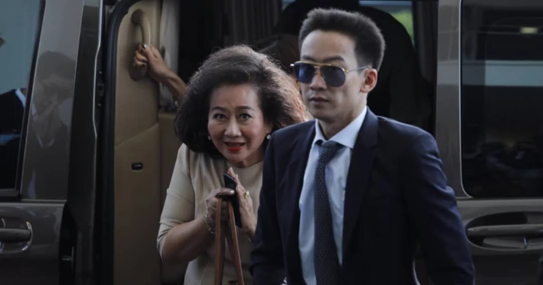 “โอ๊ค พานทองแท้” มาตามนัดฟังคำพิพากษาคดีร่วมฟอกเงินปล่อยกู้กรุงไทย