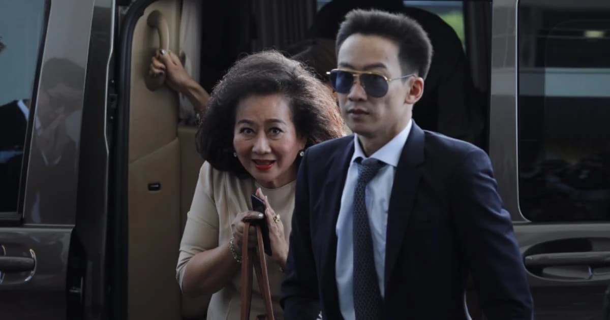 “โอ๊ค พานทองแท้” มาตามนัดฟังคำพิพากษาคดีร่วมฟอกเงินปล่อยกู้กรุงไทย