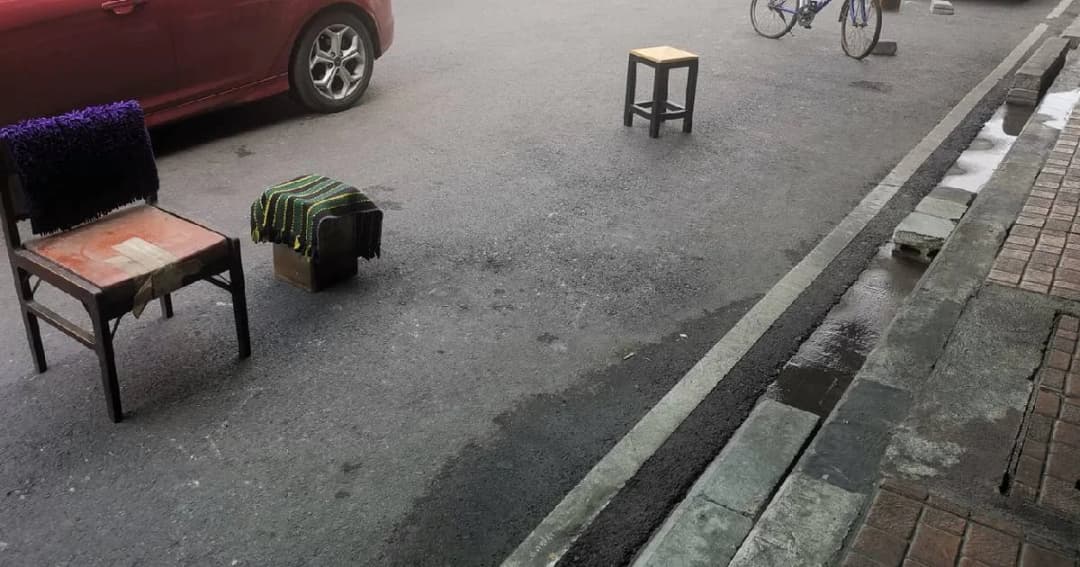 ฝรั่งไม่เคยเห็นเอ่ยชมคนไทยมีน้ำใจวางเก้าอี้ให้นั่ง ย้ำโทษปรับเป็นหมื่น “กั๊กที่จอดรถ”