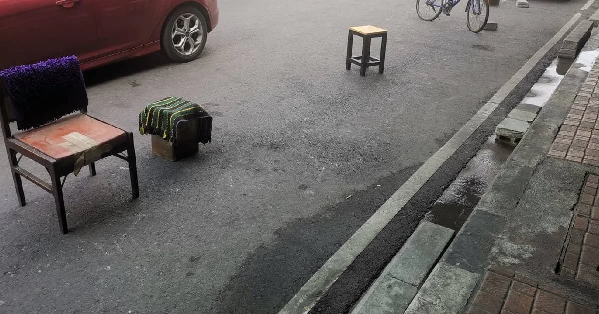 ฝรั่งไม่เคยเห็นเอ่ยชมคนไทยมีน้ำใจวางเก้าอี้ให้นั่ง ย้ำโทษปรับเป็นหมื่น “กั๊กที่จอดรถ”