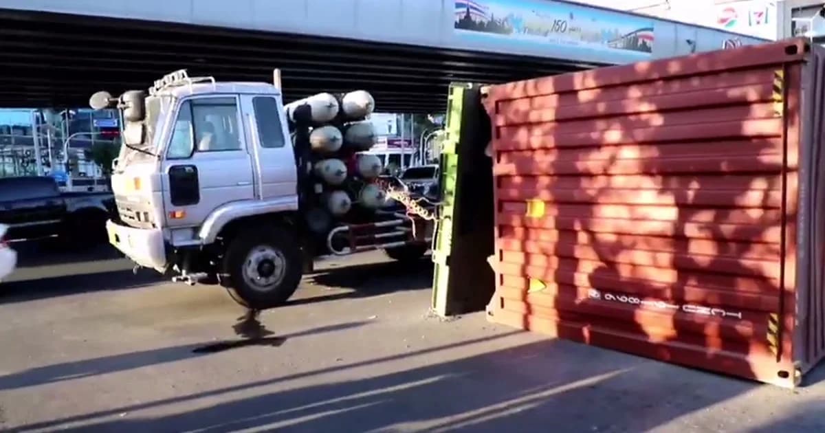 ย้ายออกแล้ว! รถบรรทุกทำตู้คอนเทนเนอร์หนัก 28 ตัน ร่วงขวางแยกวิทยุ