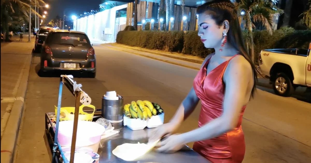 สาวสองเมืองระยองใส่ชุดราตรีขายโรตี นักท่องเที่ยวแห่ซื้อตรึม