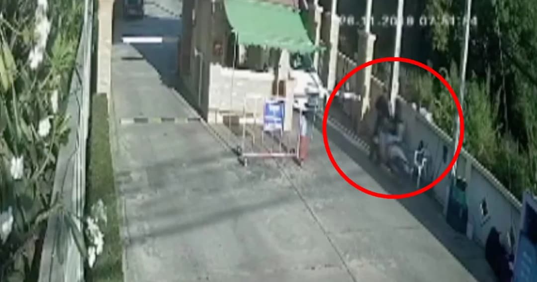 สาวหัวร้อนขี่ จยย. ชน รปภ.เพราะไม่เปิดไม้กั้นเข้าหมู่บ้านให้