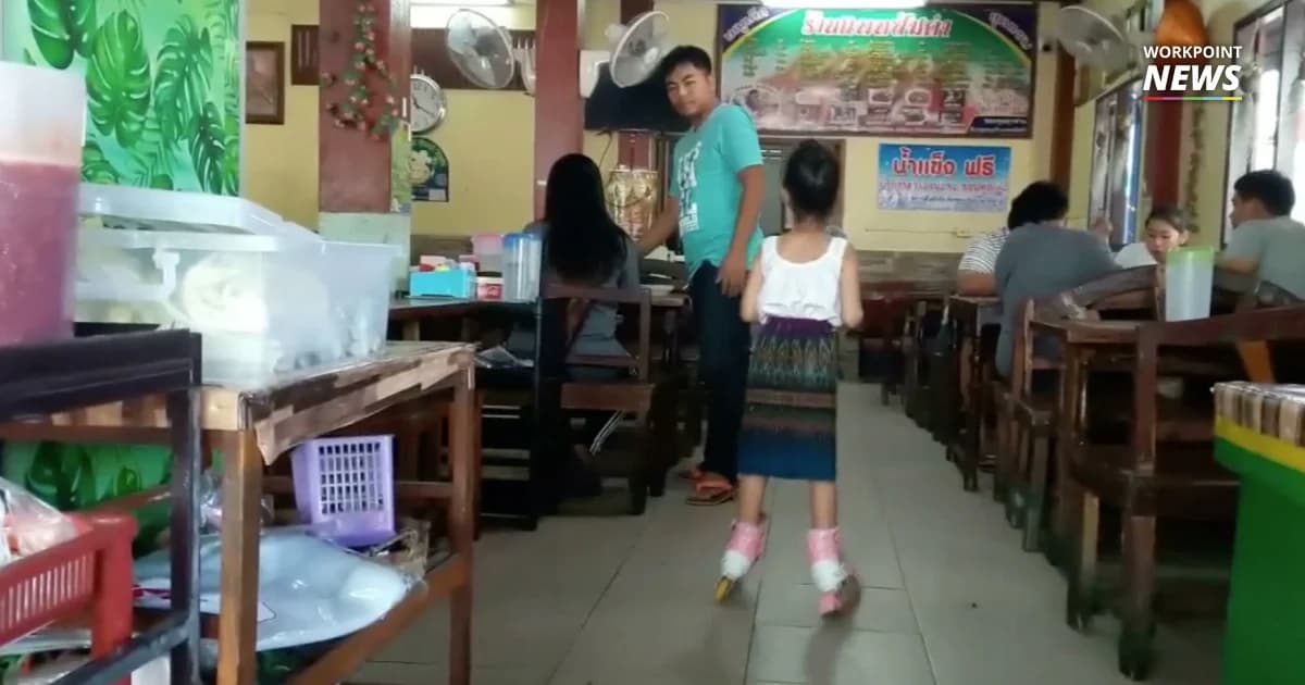 สุดน่ารัก หนูน้อยวัย 6 ขวบ ใส่โรลเลอร์เบลดเสิร์ฟอาหารลูกค้า ช่วยครอบครัว